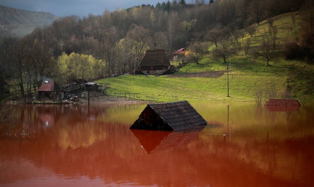 Uma vila que virou um lago tóxico na Romênia conheca geamana a vila romena que se tornou um lago toxico 2 | Lugares | lugares, sinistro, tragico