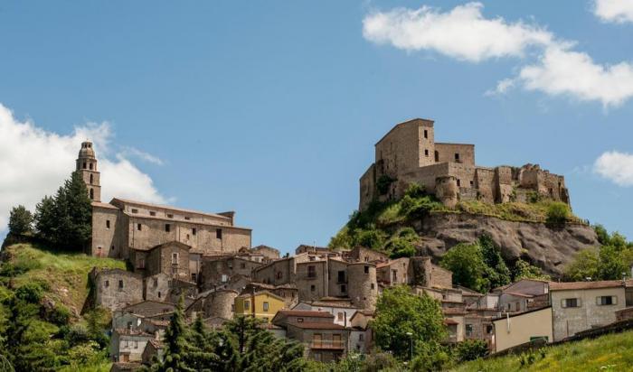 Laurenzana; A cidade italiana que vende casas por um euro laurenzana | Lugares | curiooso, dicas, italia, lugares, morar