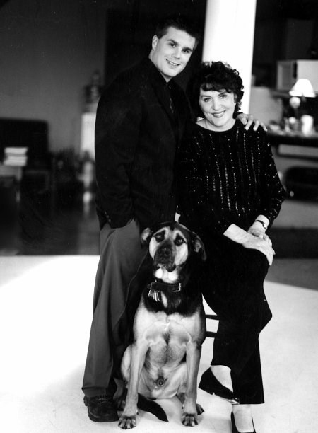Milionários: Conheça o cachorro mais rico do mundo trek and his wife majel barrett roddenberry and one of their dogs to which 4 million was left to | Animais | animais, bichos, curioso, dinheiro, herança, rico, riqueza