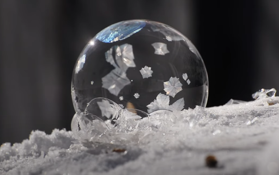 Foto gump do dia: A bolha de sabão congelada Freezing Bubbles YouTube | Foto gump do dia | bolha, canadá, congelante, curioso, experimento, gelo neve, incrpivel