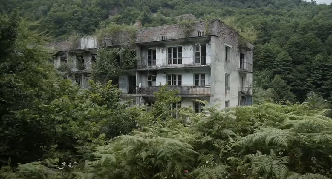 O caminho para Akarmara Road to Akarmara Ghost town in Abkhazia YouTube 1 | Curiosidades | abandonado, apocalipse, bizarro, estranho, guerra, guerras, lugares