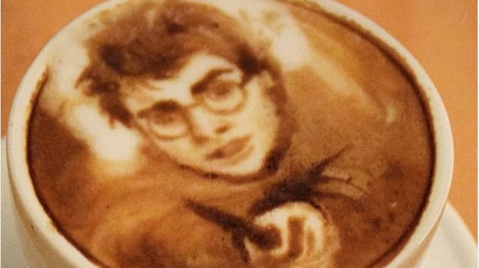 Latte art: Café colorido, com obra de arte, desenhos e até com barata latte art 16 | Curiosidades | Arte, arte no café, café, curioso, espuma, latte