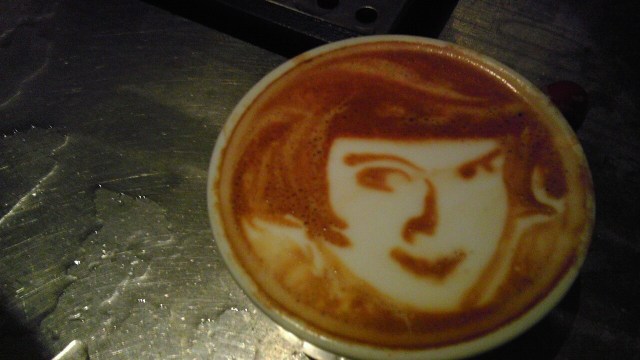 Latte art: Café colorido, com obra de arte, desenhos e até com barata latte art 17 | Curiosidades | Arte, arte no café, café, curioso, espuma, latte