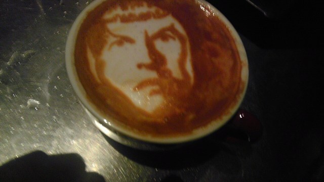 Latte art: Café colorido, com obra de arte, desenhos e até com barata latte art 18 | Curiosidades | Arte, arte no café, café, curioso, espuma, latte