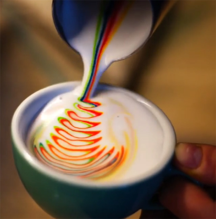 Latte art: Café colorido, com obra de arte, desenhos e até com barata latte art 2 | Curiosidades | Arte, arte no café, café, curioso, espuma, latte