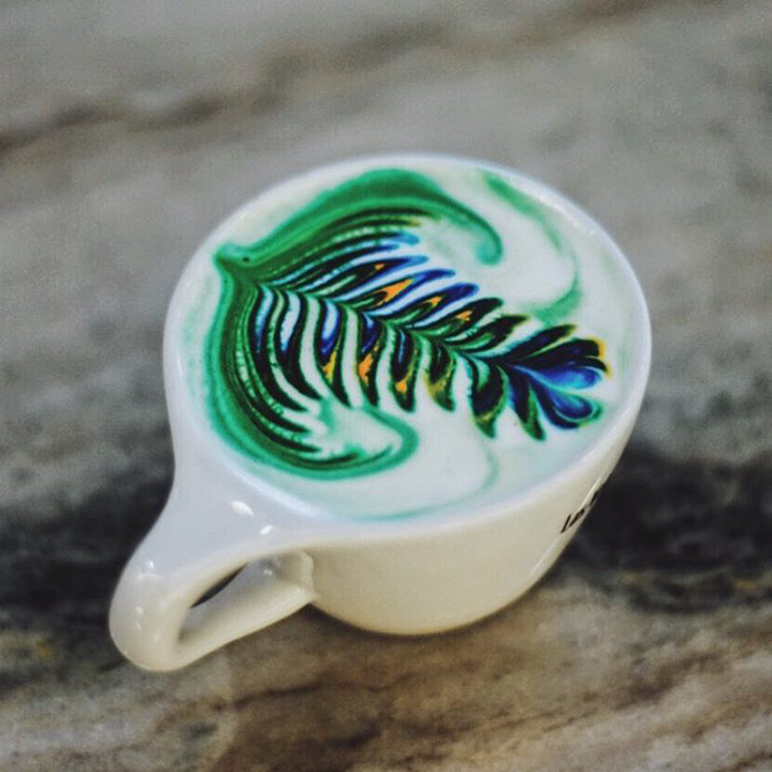 Latte art: Café colorido, com obra de arte, desenhos e até com barata latte art 3 | Curiosidades | Arte, arte no café, café, curioso, espuma, latte