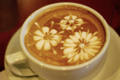 Latte art: Café colorido, com obra de arte, desenhos e até com barata latte art 4 | Curiosidades | Arte, arte no café, café, curioso, espuma, latte