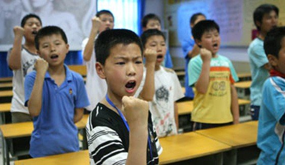 Mãe superprotetora gasta uma fortuna para instalar duas passarelas para que o filho não precise atravessar a rua 192578 | Bizarro | bizarro, china, criança, educação, infantil, mãe, protetora
