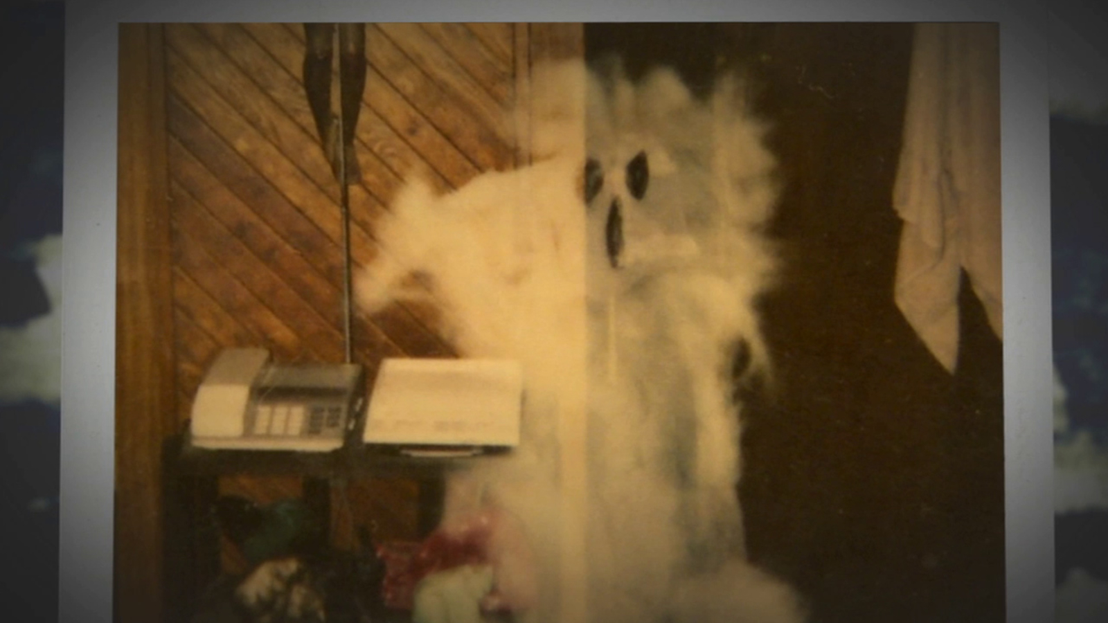 Wright, o fantasma da polaroid que se comunicava em fotos 376181 103114 kabc ghost writer img | Bizarro | bizarro, fantasma, foto, incrível, medo, sinistro, sobrenatural