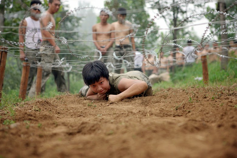 Mãe superprotetora gasta uma fortuna para instalar duas passarelas para que o filho não precise atravessar a rua MACHO | Bizarro | bizarro, china, criança, educação, infantil, mãe, protetora