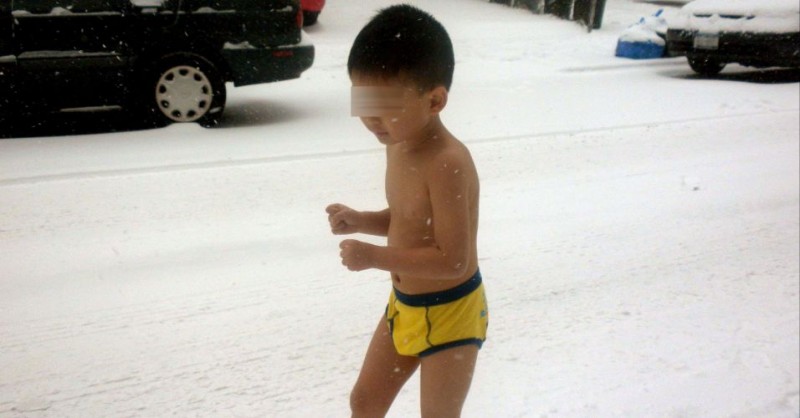 Mãe superprotetora gasta uma fortuna para instalar duas passarelas para que o filho não precise atravessar a rua castigo 800x418 1 | Bizarro | bizarro, china, criança, educação, infantil, mãe, protetora
