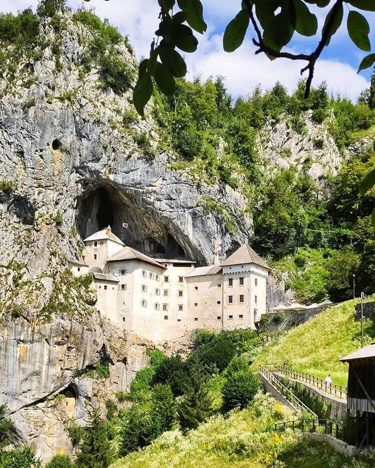 20 castelos incríveis abandonados predjama castle in slovenia | Arquitetura | castelos, curiosidades, incrível, lugares