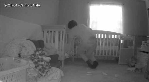 Avó grava macabra presença no quarto da neta com câmera escondida 0 PAY KNM DEMON STANDING OVER BED 10 | Polêmica | alien, criaturas, fantasma, mistério, ufo