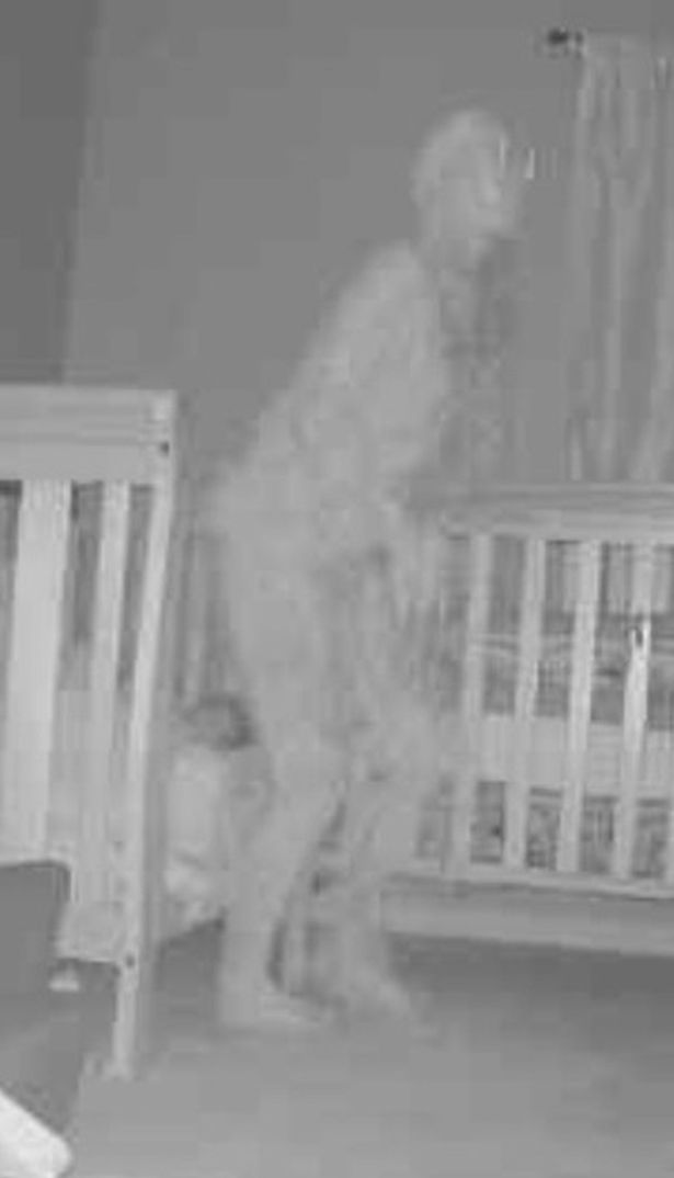 Avó grava macabra presença no quarto da neta com câmera escondida 0 PAY KNM DEMON STANDING OVER BED 2 | Polêmica | alien, criaturas, fantasma, mistério, ufo