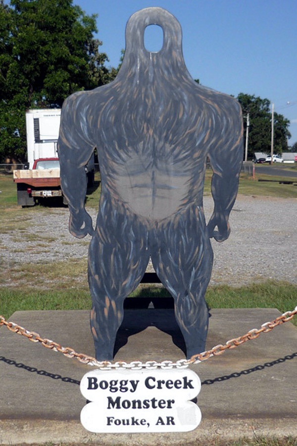A lenda de Boggy Creek boggy creek monster tourist display small | Curiosidades | monstro, monstros, pegada