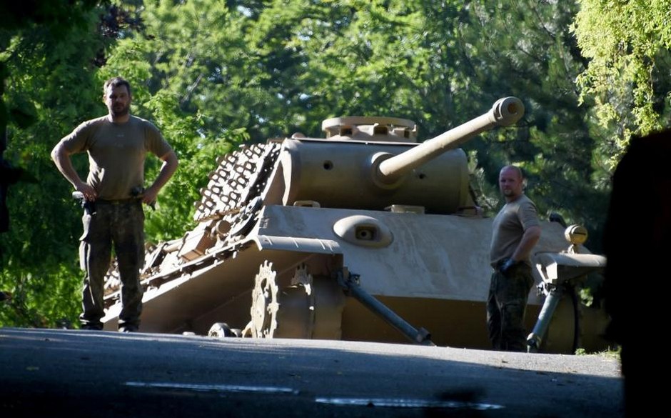 A estranha história de um alemão que escondeu um tanque de guerra dentro de casa 39764582 original | Curiosidades | alemanha, antiaérea, bizarro, bomba, curioso, idoso, nazista, preso, tanque de guerra