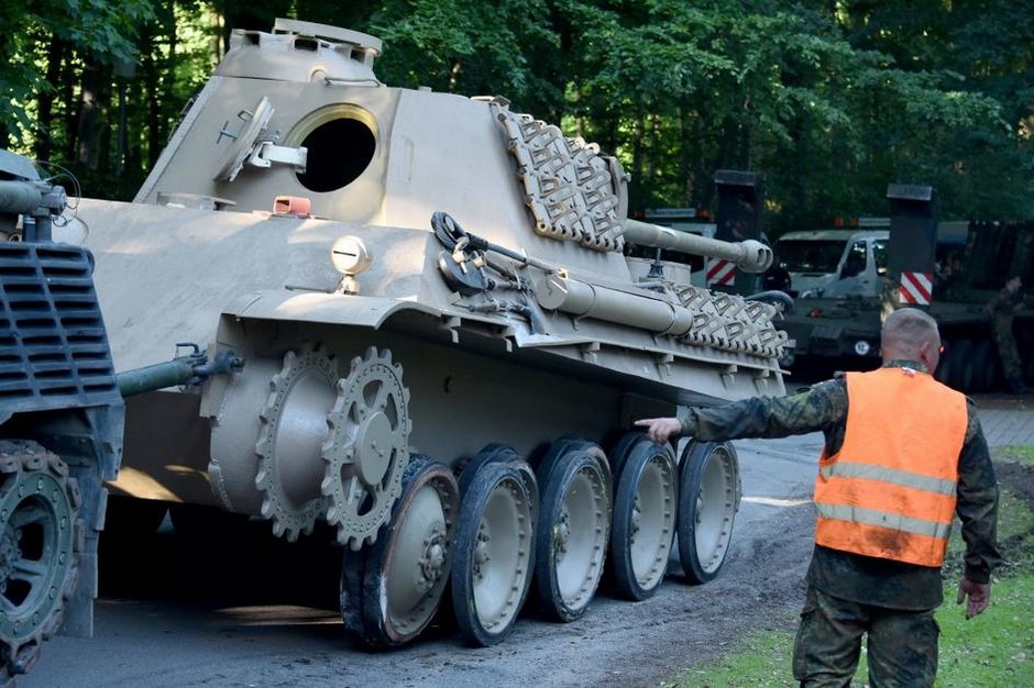 A estranha história de um alemão que escondeu um tanque de guerra dentro de casa 39765011 original | Curiosidades | alemanha, antiaérea, bizarro, bomba, curioso, idoso, nazista, preso, tanque de guerra