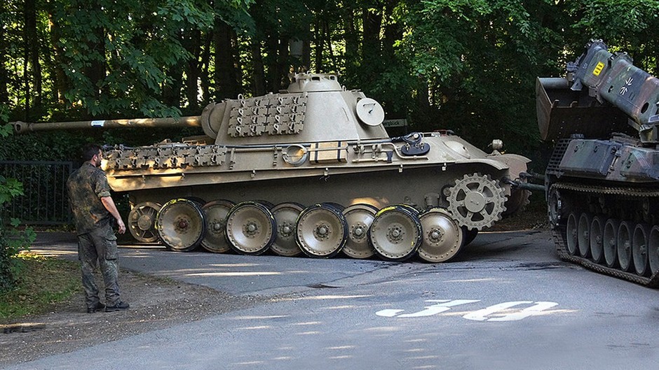 A estranha história de um alemão que escondeu um tanque de guerra dentro de casa 39765301 original | Curiosidades | alemanha, antiaérea, bizarro, bomba, curioso, idoso, nazista, preso, tanque de guerra