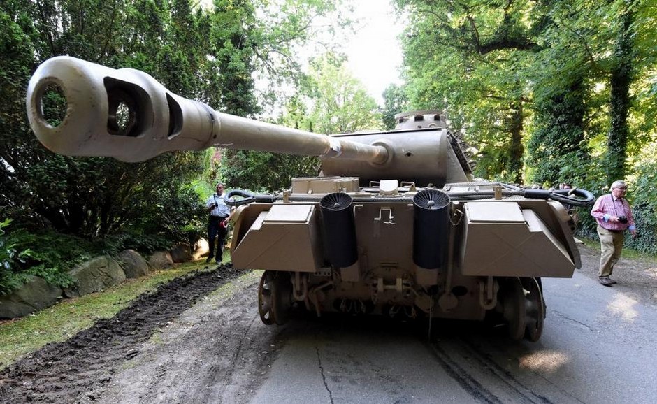 A estranha história de um alemão que escondeu um tanque de guerra dentro de casa 39765558 original | Curiosidades | alemanha, antiaérea, bizarro, bomba, curioso, idoso, nazista, preso, tanque de guerra