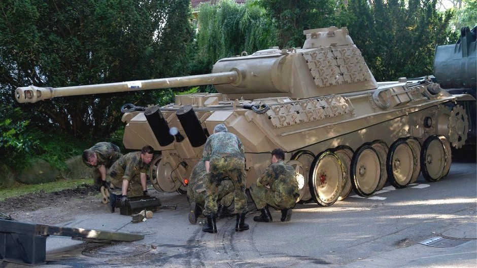 A estranha história de um alemão que escondeu um tanque de guerra dentro de casa 39766165 original | Curiosidades | alemanha, antiaérea, bizarro, bomba, curioso, idoso, nazista, preso, tanque de guerra