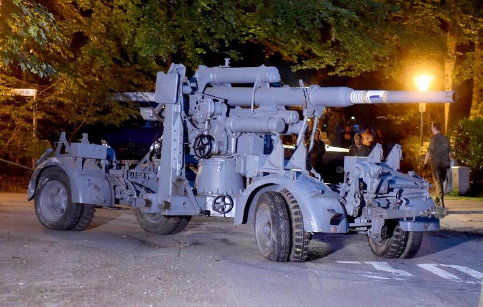 A estranha história de um alemão que escondeu um tanque de guerra dentro de casa 39767486 original | Curiosidades | alemanha, antiaérea, bizarro, bomba, curioso, idoso, nazista, preso, tanque de guerra