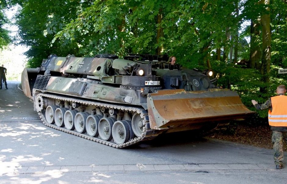 A estranha história de um alemão que escondeu um tanque de guerra dentro de casa 39767603 original | Curiosidades | alemanha, antiaérea, bizarro, bomba, curioso, idoso, nazista, preso, tanque de guerra