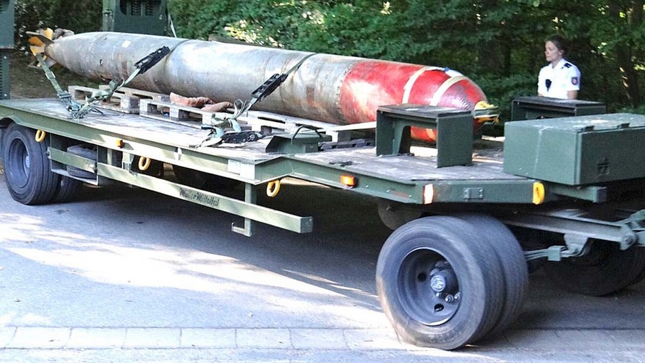 A estranha história de um alemão que escondeu um tanque de guerra dentro de casa 39768061 original | Curiosidades | alemanha, antiaérea, bizarro, bomba, curioso, idoso, nazista, preso, tanque de guerra