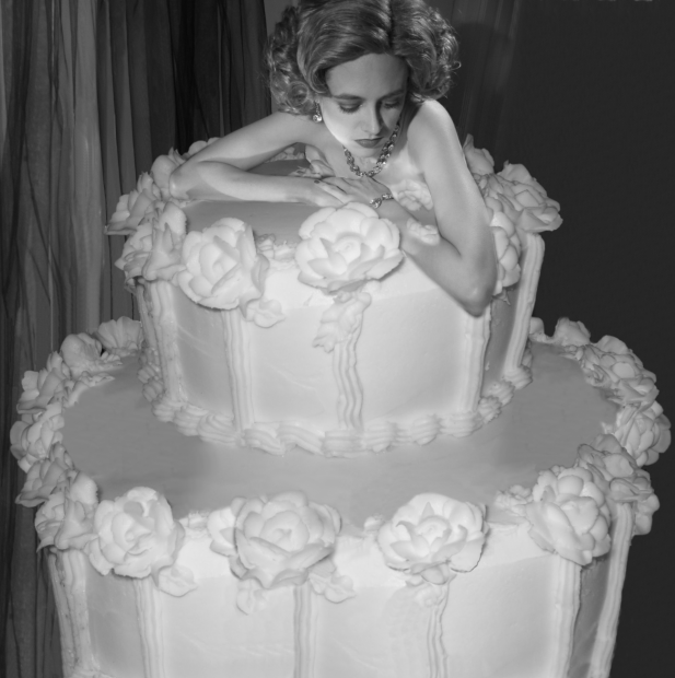 Mortes incomuns e bizarras do século XX e XXI femme dans un gateau | Bizarro | bizarro, estranho, incrpivel, morte, mortes, sinistro