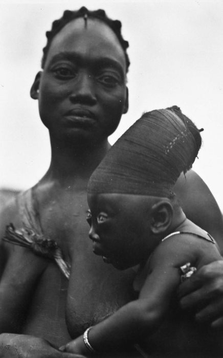 Foto Gump do dia: O crânio alongado e a cirurgia misteriosa 899b539f205063ebbc COLLECTIE TROPENMUSEUM Mangbetu vrouw met baby met gedeformeerd achterhoofd TMnr 60033952 | Foto gump do dia | antropologia, bizarro, crânio, foto gump do dia, medicina, Peru