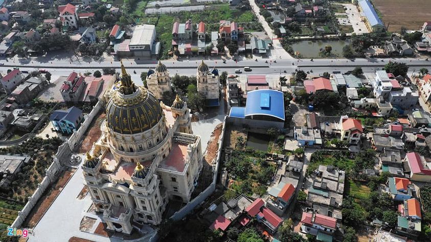 Homem do Vietnã resolve construir seu próprio palácio 52664504 2134271489971312 158736150104637440 n | Bizarro | bizarro, castelo, palacio, rico, vietnã
