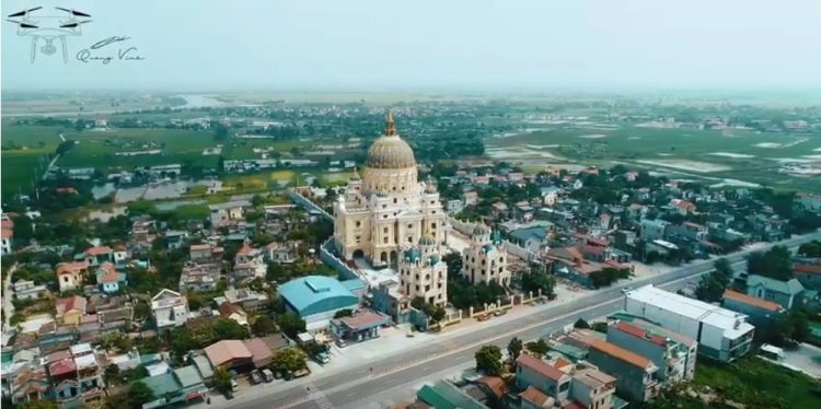 Homem do Vietnã resolve construir seu próprio palácio Thanh Thang Palace2 750x374 1 | Bizarro | bizarro, castelo, palacio, rico, vietnã