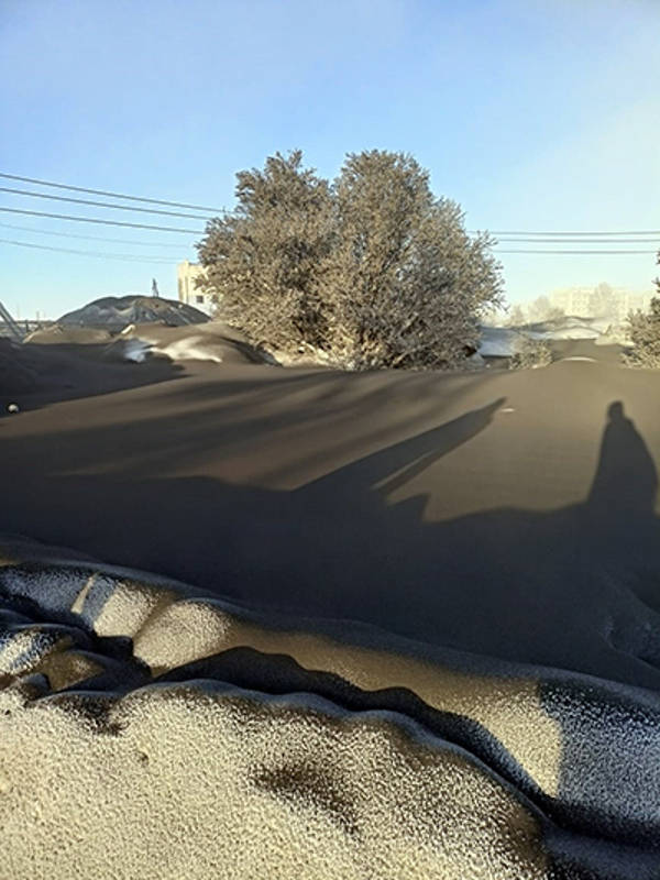 O mistério da bizarra neve preta na Rússia black snow3 | Curiosidades | bizarro, estranho, mistério, neve preta, poluição, russia
