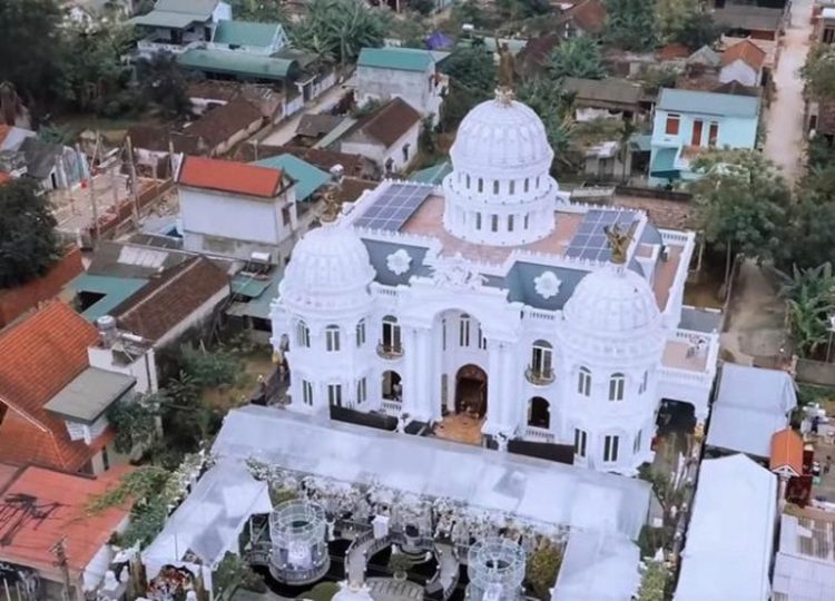 Homem do Vietnã resolve construir seu próprio palácio impressive mansion4 750x540 1 | Bizarro | bizarro, castelo, palacio, rico, vietnã