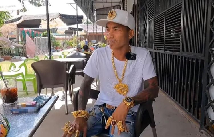Sujeito obcecado por ouro manda chapear o próprio carro tran duc loi gold 750x481 1 | Bizarro | dinheiro, maluco, ouro, rico, vietnã