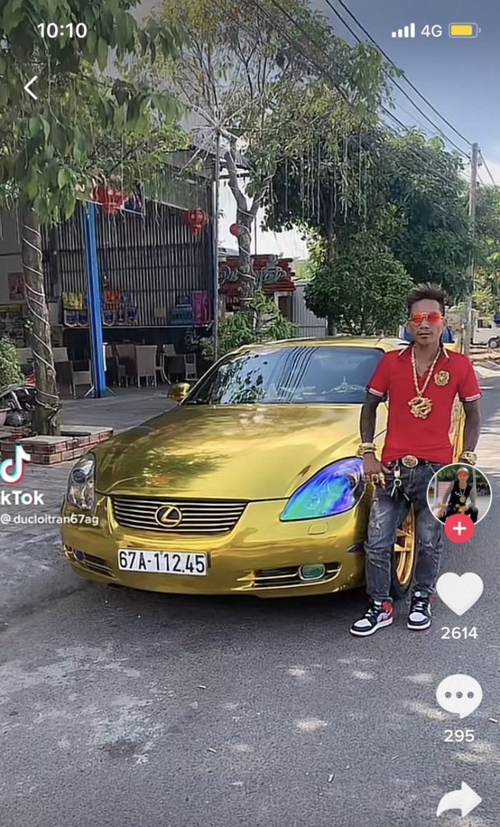 Sujeito obcecado por ouro manda chapear o próprio carro tran duc loi gold4 726x1200 1 | Bizarro | dinheiro, maluco, ouro, rico, vietnã