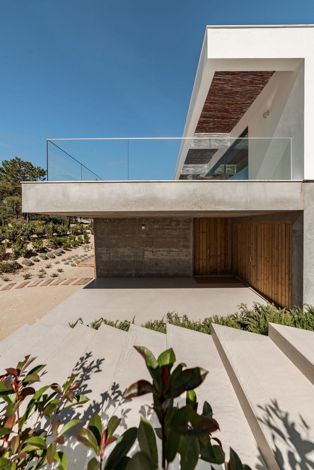 Uma casa de dois andares em Portugal 68956555 original | Arquitetura | arquitetura, casa, construção, Portugal, projeto