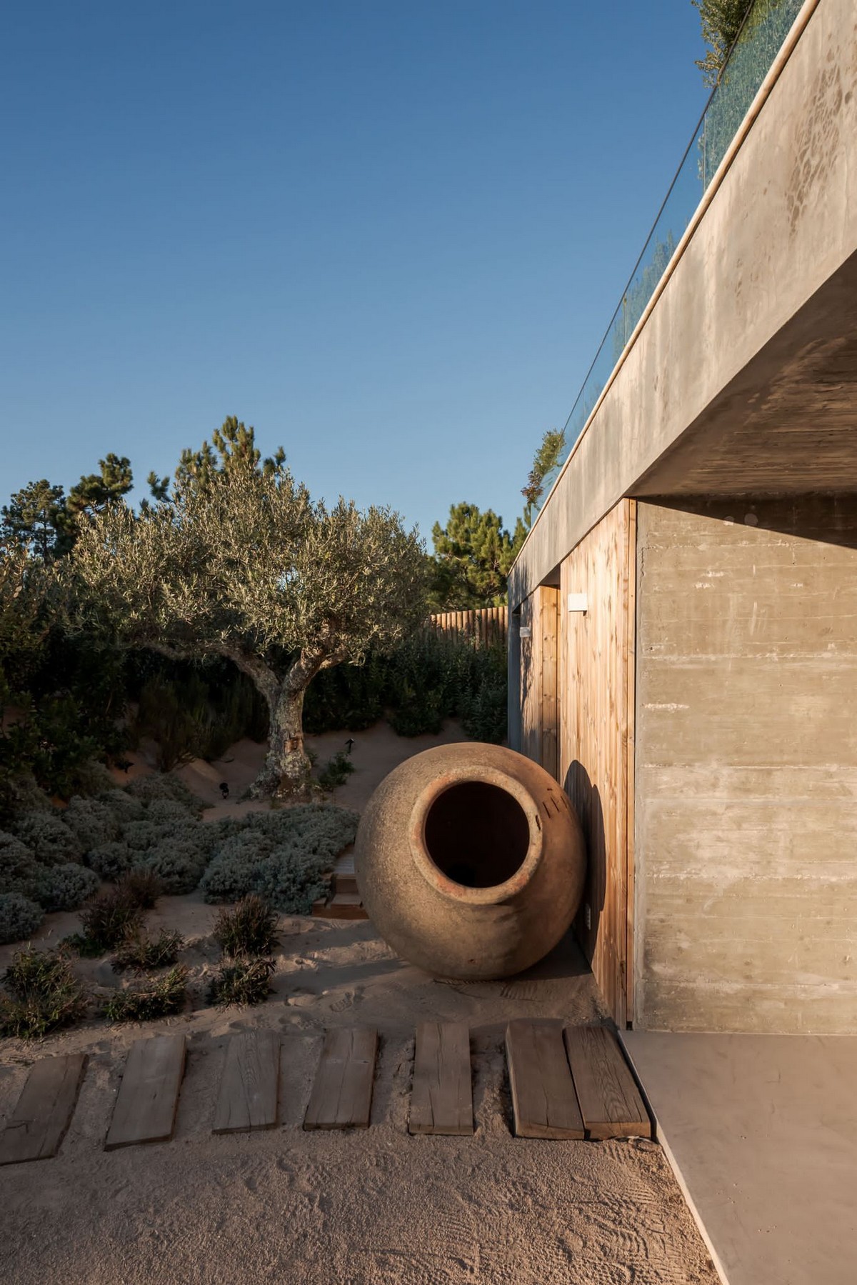 Uma casa de dois andares em Portugal 68957068 original | Arquitetura | arquitetura, casa, construção, Portugal, projeto
