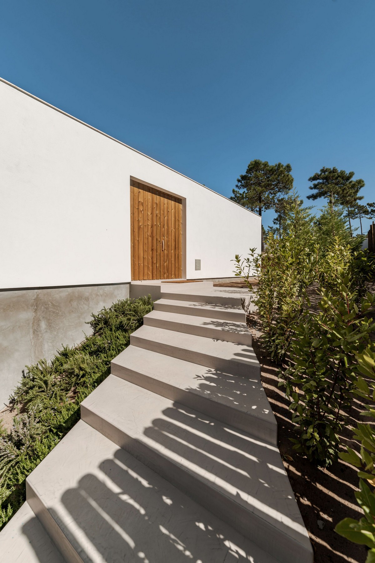 Uma casa de dois andares em Portugal 68957531 original | Arquitetura | arquitetura, casa, construção, Portugal, projeto