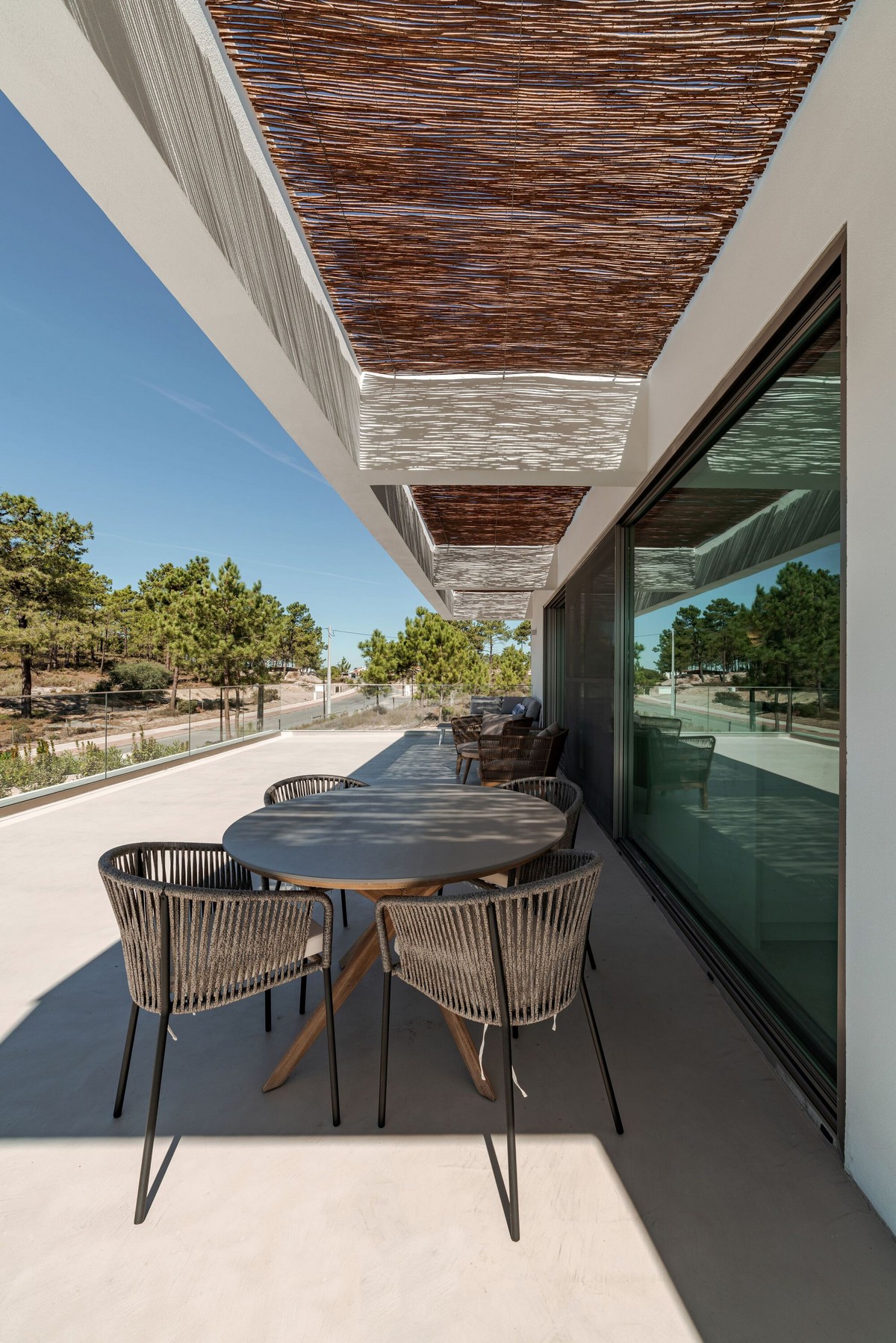 Uma casa de dois andares em Portugal 68957937 original | Arquitetura | arquitetura, casa, construção, Portugal, projeto