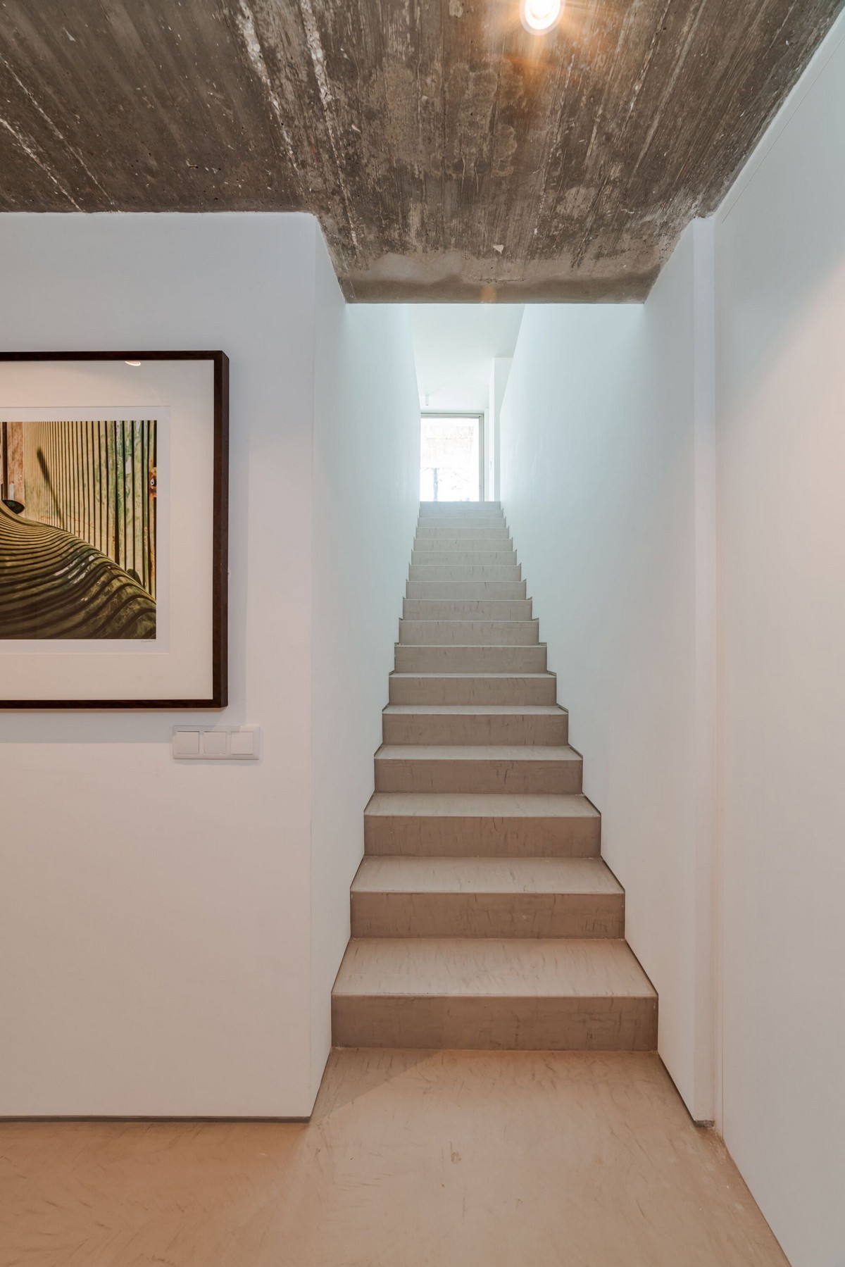 Uma casa de dois andares em Portugal 68958191 original | Arquitetura | arquitetura, casa, construção, Portugal, projeto