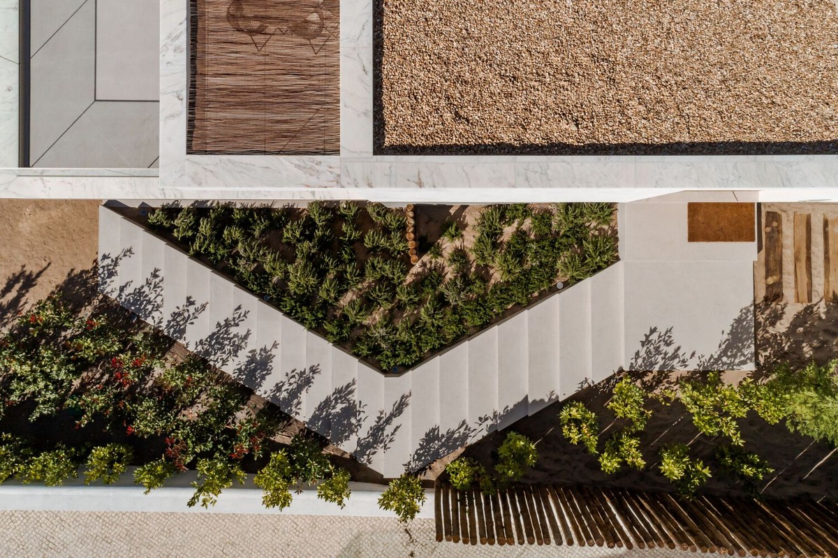 Uma casa de dois andares em Portugal 68960490 original | Arquitetura | arquitetura, casa, construção, Portugal, projeto