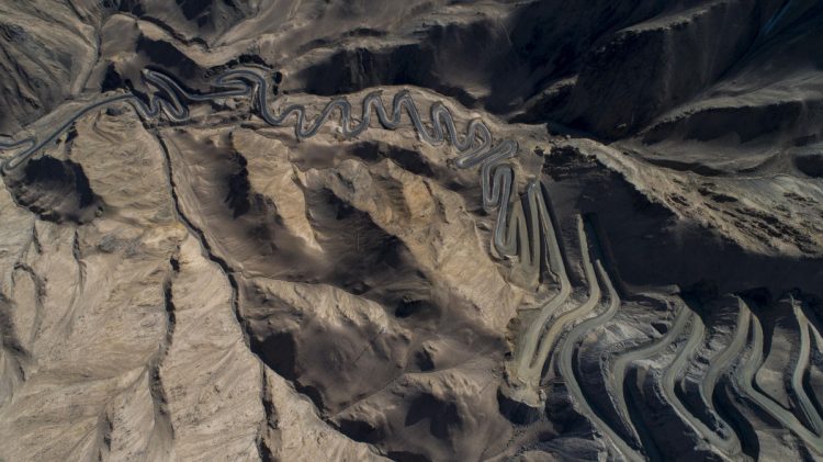 A estrada bizarra com 600 curvas fechadas Pamir Sky Road2 750x421 1 | Lugares | china, curioso, estrada, lugares