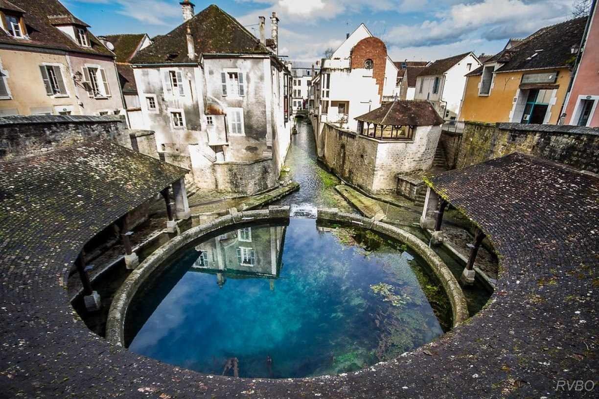 Ninguém foi capaz de descobrir a origem dessa misteriosa nascente efgr9bsx0aadgxy 20412077 | Lugares | água, curioso, frança, lugares, nascente