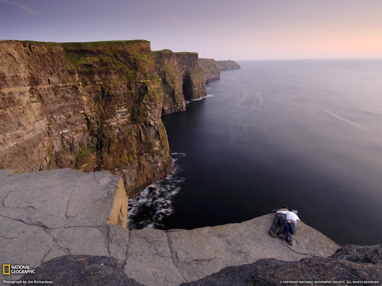 O penhasco de Moher 21068 1600x1200 wallpaper cb1278947212 | Lugares | curioso, Irlanda, lugares