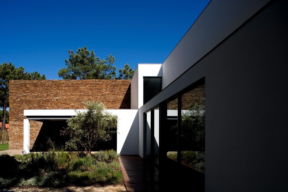 Magnífica casa à beira do lago em Portugal 74233897 original | Arquitetura | arquitetura, casa, mansão, Portugal