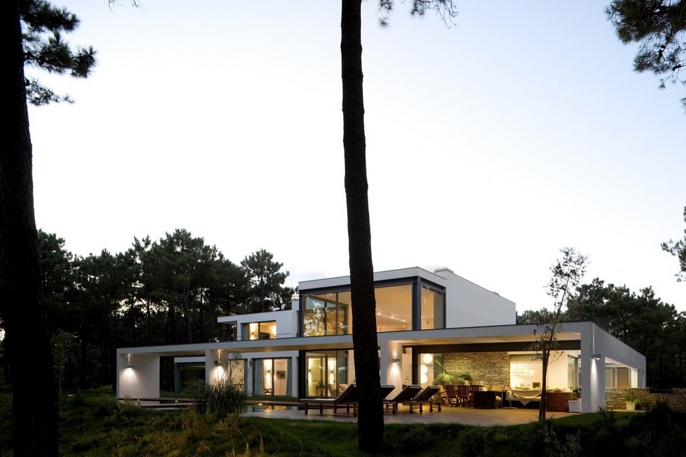 Magnífica casa à beira do lago em Portugal 74238304 original | Arquitetura | arquitetura, casa, mansão, Portugal