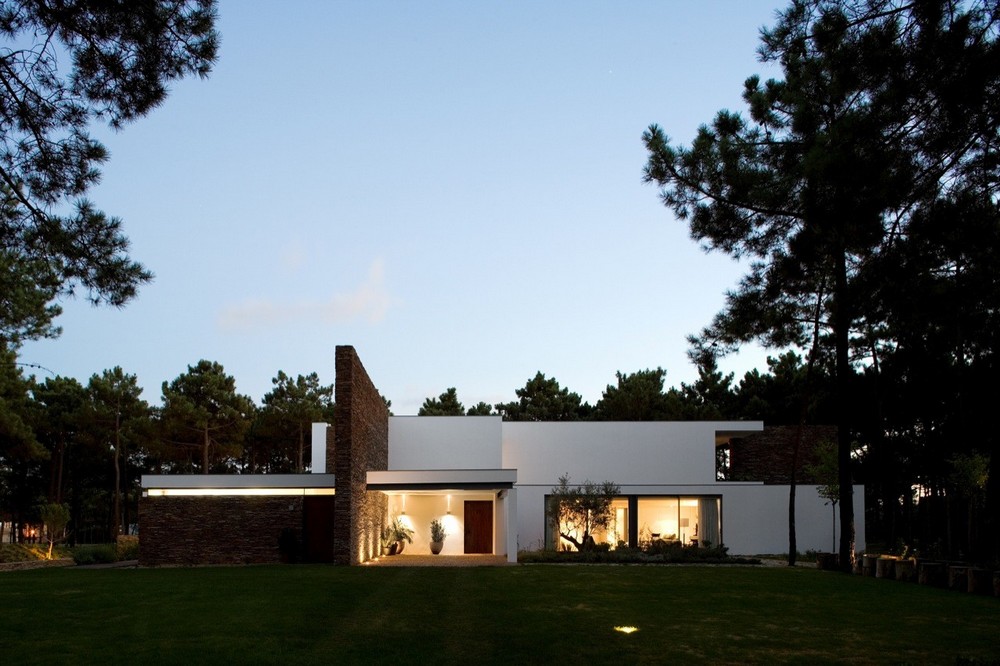 Magnífica casa à beira do lago em Portugal 74238551 original | Arquitetura | arquitetura, casa, mansão, Portugal