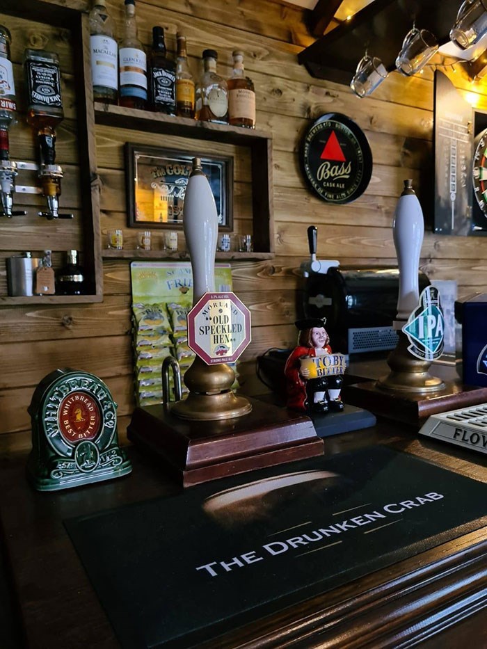 Casal inglês constrói um Pub no quintal ale fr orlan old speckled hen kipa famereae toby biter flov ese drunken crab nead re kihm ter bes | Curiosidades | casa, casinha, construção, curioso, madeira, pub