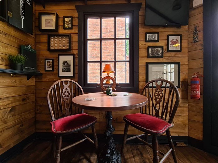 Casal inglês constrói um Pub no quintal chair | Curiosidades | casa, casinha, construção, curioso, madeira, pub