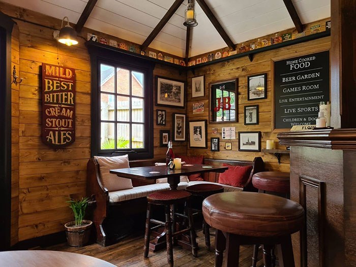 Casal inglês constrói um Pub no quintal cream stout beer garden games room live entertainment live sports ales children dog welcome flow | Curiosidades | casa, casinha, construção, curioso, madeira, pub